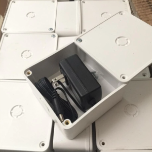 Hộp kỹ thuật Camera 11*11*5 lắp ngoài trời, trong nhà chống nước, phích cắm âm dương